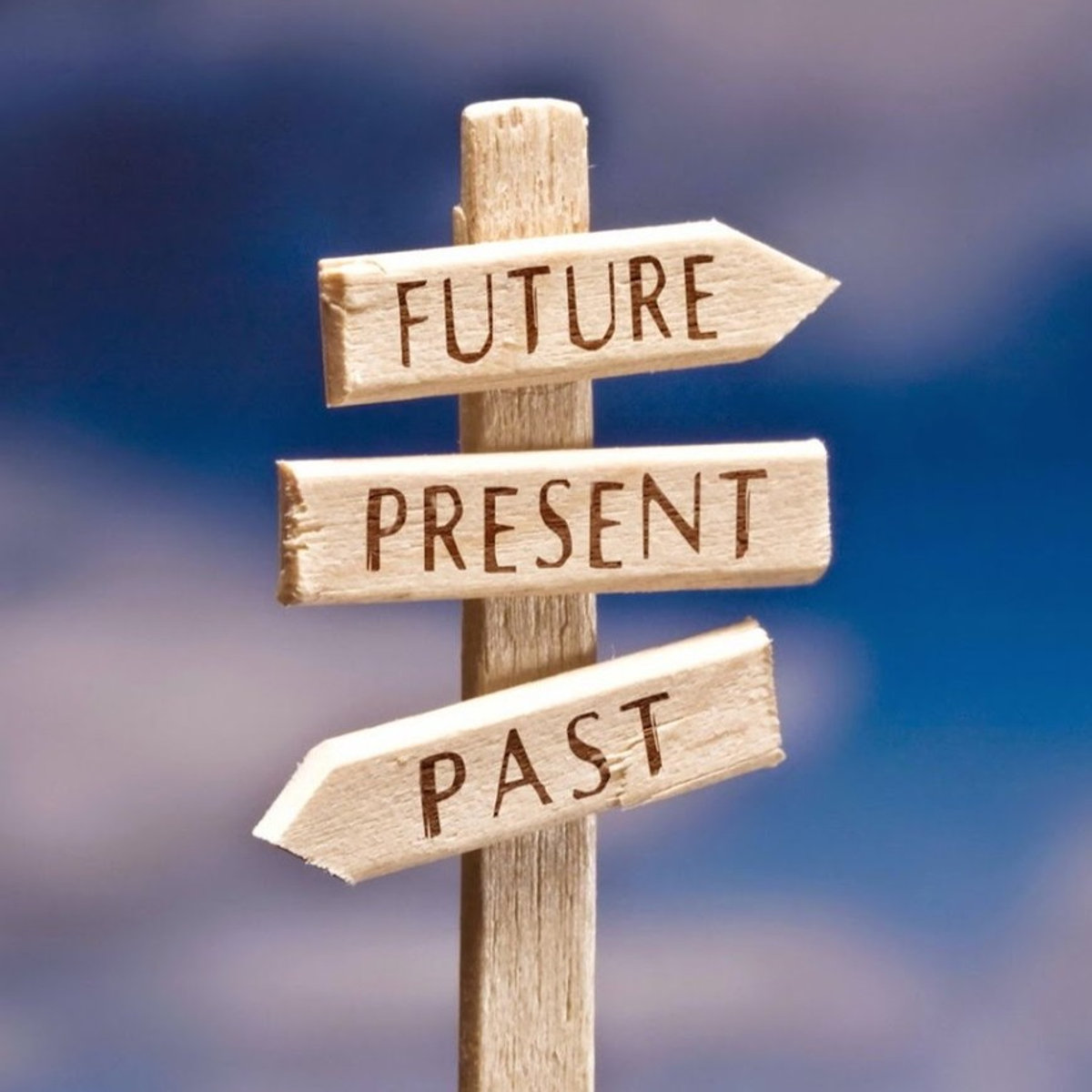 Houten wegwijzer met de borden Future, Present en Past